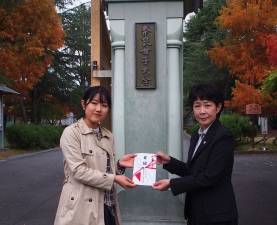 奈良女子大学恋都祭実行委員会より赤い羽根共同募金としてご寄付いただきました。
