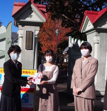 奈良女子大学恋都祭実行委員会より赤い羽根共同募金としてご寄付いただきました。